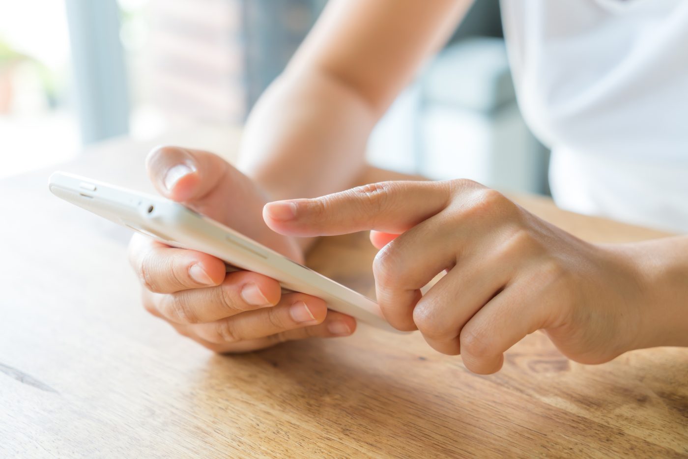 Rankos, liečiančios išmanaus telefono ekraną
